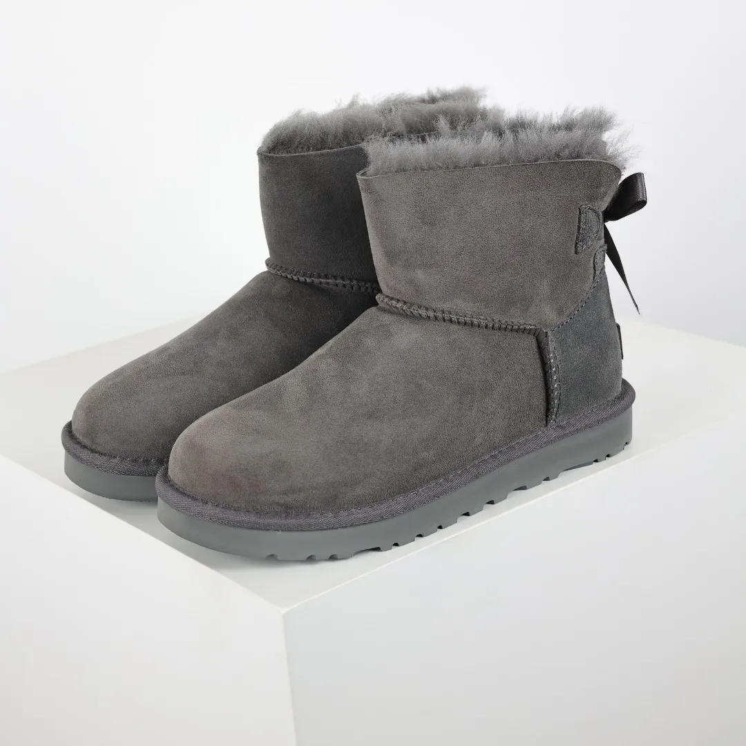 Pick up locally 💰560 The core recommendation is good price UGG bailey MiNi bow 2.0 series Xiaohongshu hot model Henan Longfeng leather production Sheepskin and fur integration Top quality in the market Waterproof upper material 2-3 cm cashmere insole to keep warm in winter and suitable for home use UUG launches a style series in the new year, partially skewed toward the preferences of young consumers, and also at the forefront of fashion trends Shoe body material Water-repellent coated suede upper 17mm UGGPURE™ implanted wool insole Lightweight non-slip comfortable rubber outsole With brand LOGO Trademark Comes with full packaging Size: 35 36 37 38 39 40